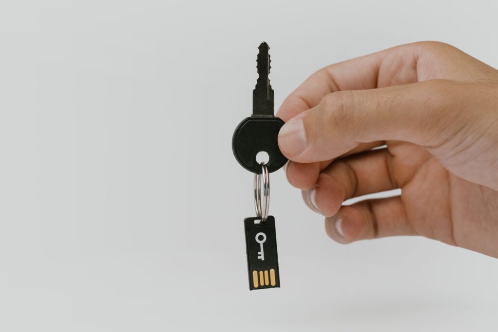 Passkeys omogućavaju prijavljivanje bez lozinke pomoću telefona, PIN-a ili biometrije. Saznajte kako rade, koliko su bezbedni i šta ako izgubite uređaj.