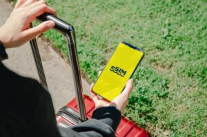 eSIM menja fizičku SIM karticu digitalnim profilom. Saznajte kako se aktivira, koje su prednosti, šta proveriti pre kupovine i kako se koristi na putovanju.